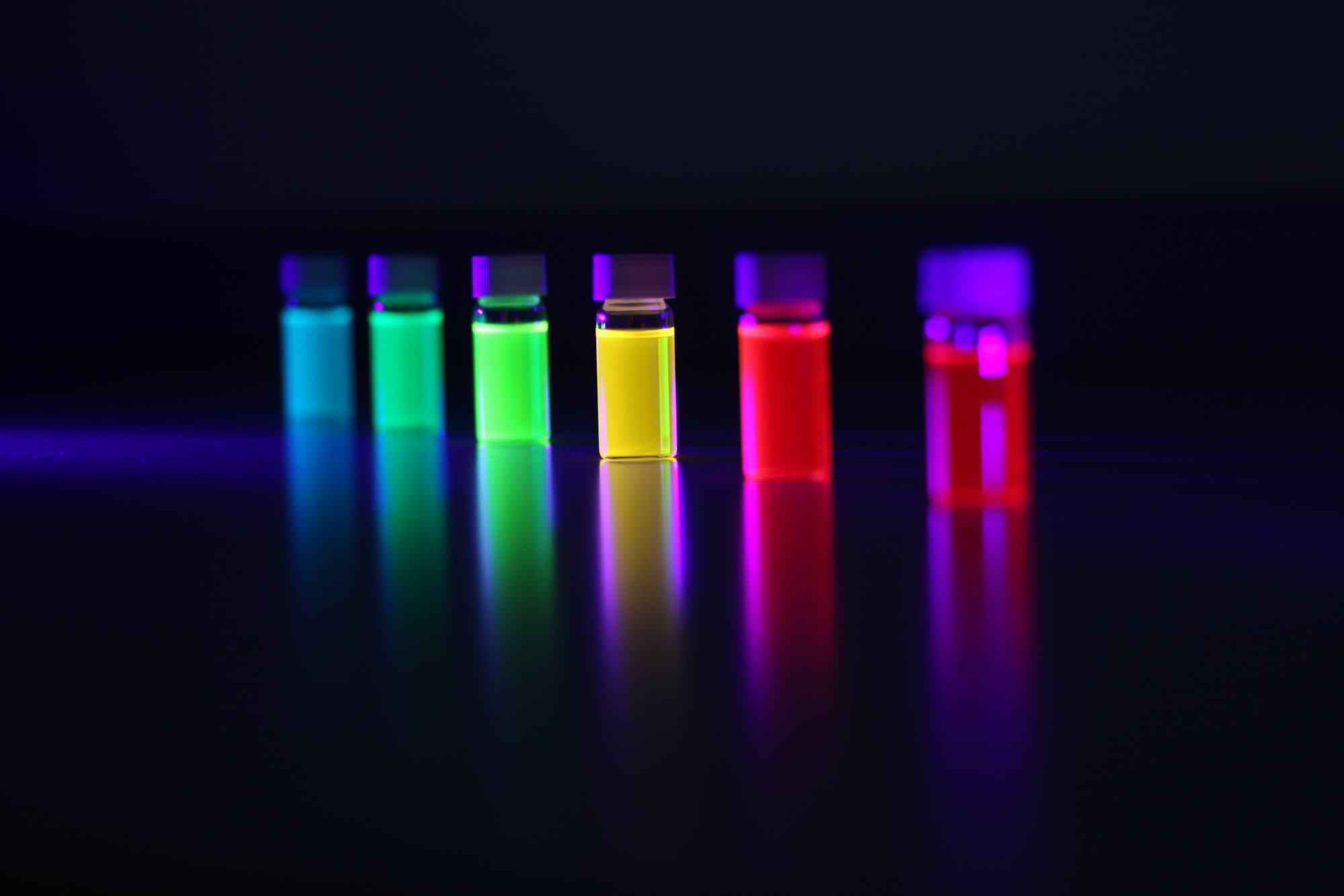 Perowskit-Quantendots in verschiedenen Emissionsfarben — entwickelt bei Avantama AG